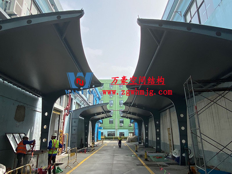 膜結(jié)構(gòu)車棚定做哪里好？膜結(jié)構(gòu)生產(chǎn)廠家哪家好？