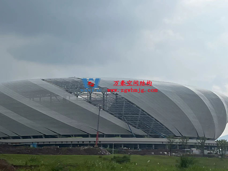 兩江新區(qū)加快建設(shè)龍興足球場（標(biāo)準(zhǔn)不降、工期不延、確保年底建成）