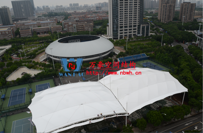 膜結(jié)構(gòu)遮陽(yáng)雨棚有哪些特點(diǎn)？如何選擇合適的膜結(jié)構(gòu)遮陽(yáng)棚公司？